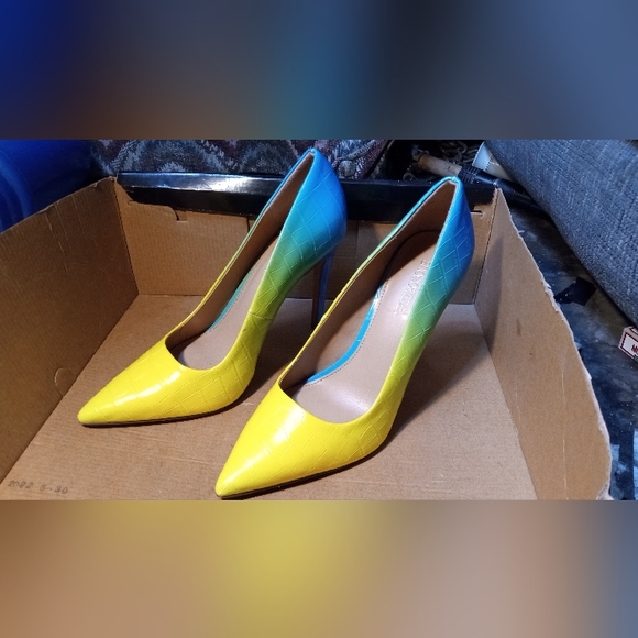 Heel's - Picture 2 of 4